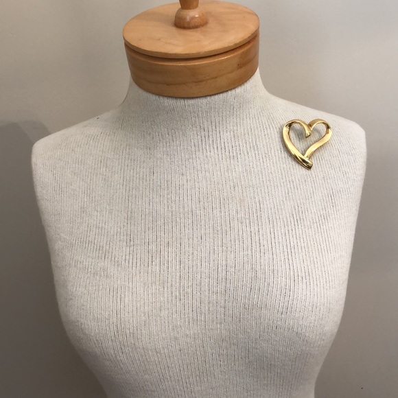 Vintage TRIFARI Goldtone Metal Heart Pin - Picture 10 of 13